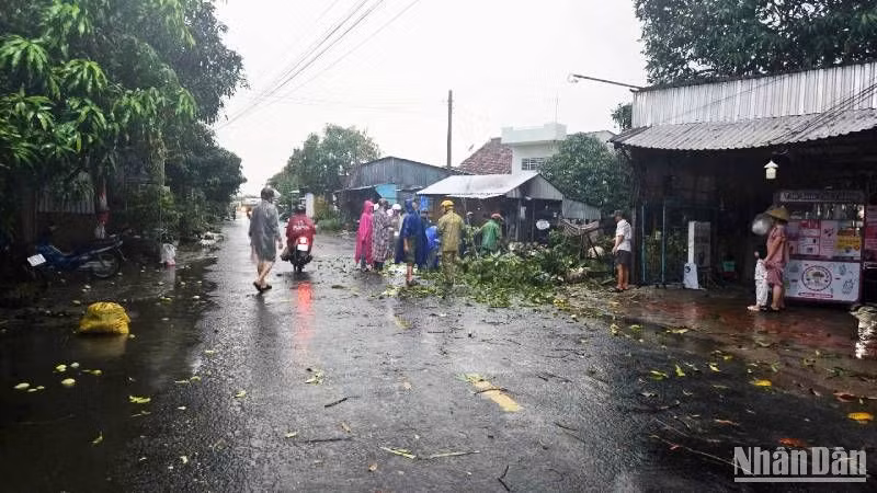 Dông lốc gây thiệt hại ở huyện Phú Tân