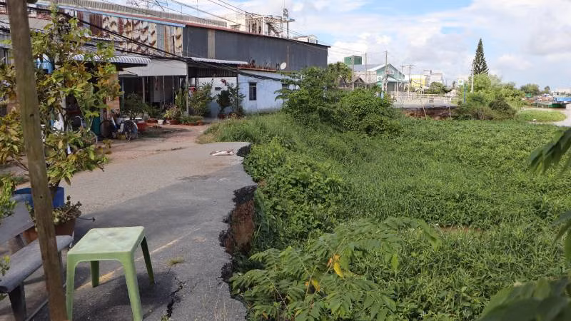 Cuộc sống của các hộ dân khi xảy ra sạt lở.