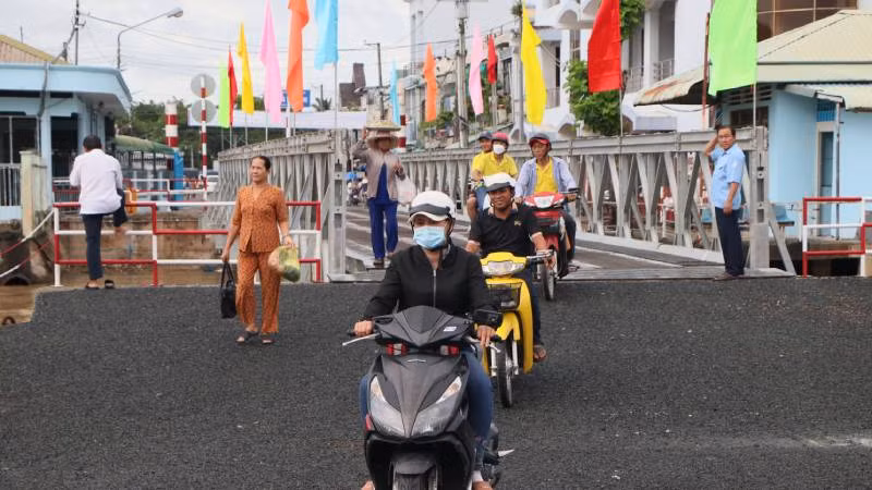 Niềm vui của người dân khi qua phà.