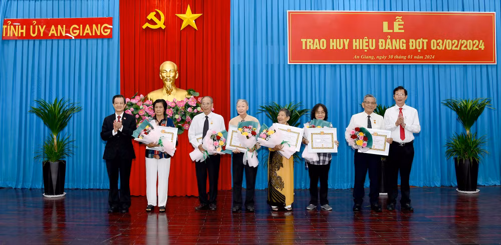 Quang cảnh buổi lễ trao Huy hiệu Đảng.