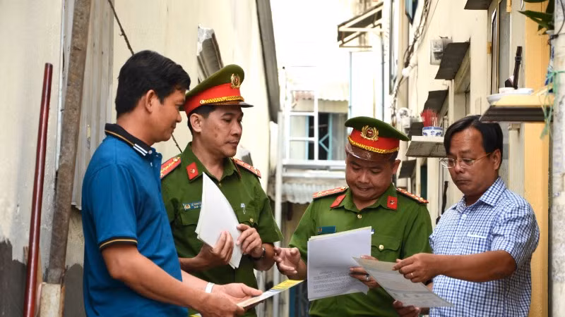 Lực lượng Công an kiểm tra quy định Phòng cháy chữa cháy tại một khu nhà trọ thuộc huyện Nhà Bè. (ảnh: NHẬT THÀNH)