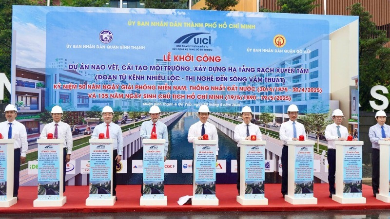 Thành phố Hồ Chí Minh khởi công gói thầu xây lắp XL-03 ( đoạn qua quận Gò Vấp) thuộc Dự án nạo vét, cải tạo môi trường, xây dựng hạ tầng rạch Xuyên Tâm (Ảnh: MINH TÂM) 