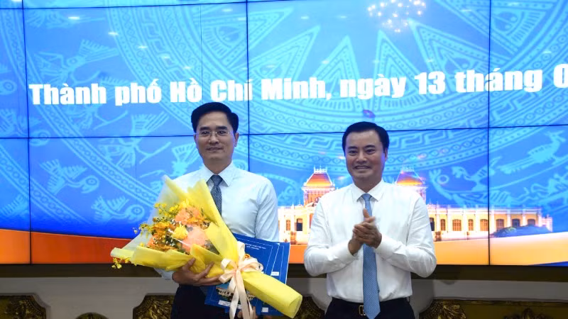 Ông Trần Quang Lâm nhận quyết định của Ủy ban nhân dân Thành phố giao quyền Giám đốc Sở Xây dựng Thành phố Hồ Chí Minh.