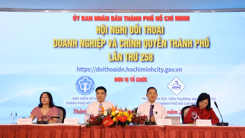 Tại hội nghị, Bảo hiểm xã hội Thành phố Hồ Chí Minh cung cấp, giải đáp các thắc mắc cho doanh nghiệp về những quy định, thay đổi liên quan chính sách bảo hiểm xã hội, bảo hiểm y tế, bảo hiểm thất nghiệp. (Ảnh: QUÝ HIỀN)