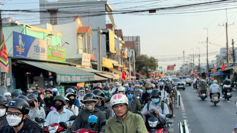 Chiều tối ngày 2/2 (mồng 5 Tết) người dân từ hướng Nhơn Trạch, Đồng Nai chờ lên phà Cát Lái trở về Thành phố Hồ Chí Minh (ảnh: QUÝ HIỀN)