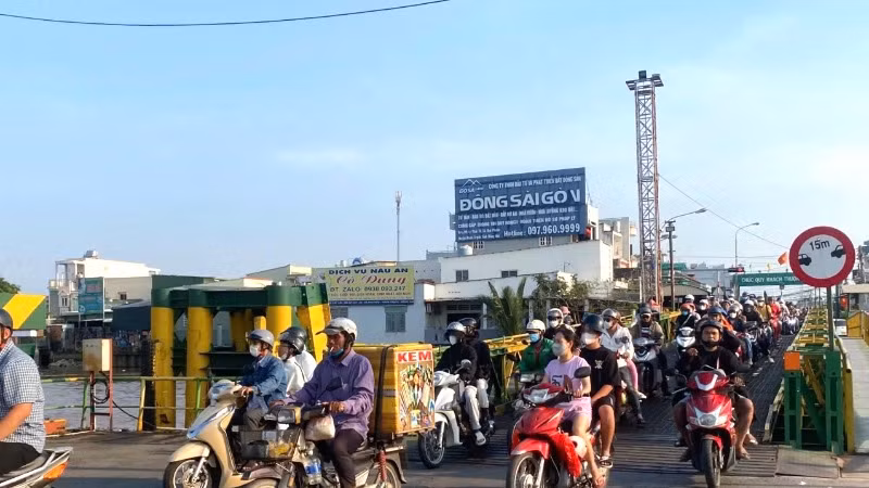 Đơn vị vận hành phà Cát Lái tăng cường nhân sự và phương tiện dịp Tết để phục vụ người dân đi lại dịp Tết. (Ảnh: QUÝ HIỀN)