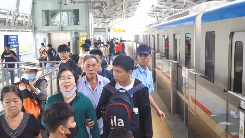Nhiều gia đình đi chơi Tết Dương lịch bằng Metro. (Ảnh: QUÝ HIỀN)