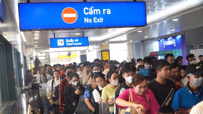 Hành khách xếp hàng trật tự vào các nhà ga đi Metro số 1 Bến Thành-Suối Tiên. (Ảnh: QUÝ HIỀN)