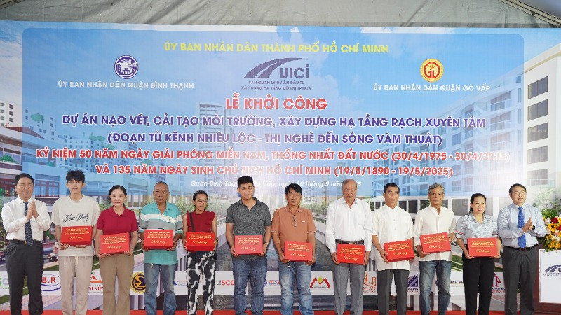 Chính quyền địa phương tặng quà cho các hộ dân quận Bình Thạnh và Gò Vấp có nhà đất nằm trong dự án rạch Xuyên Tâm (Ảnh: MINH TÂM) Chính quyền địa phương tặng quà cho các hộ dân quận Bình Thạnh và Gò Vấp có nhà đất nằm trong dự án rạch Xuyên Tâm (Ảnh: MINH TÂM)