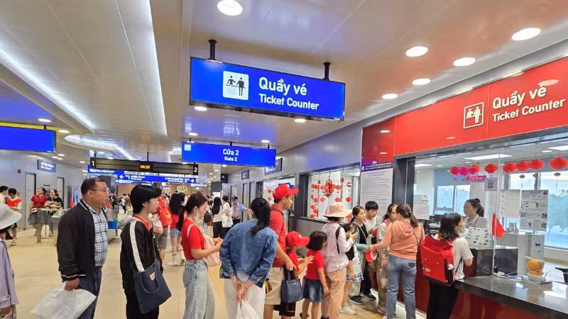 Hành khách xếp hàng mua vé đi Metro số 1 Bến Thành-Suối Tiên. (Ảnh: QUÝ HIỀN)