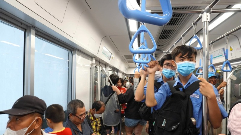 Tuyến Metro số 1 Bến Thành-Suối Tiên thu hút đông đảo học sinh, sinh viên đi lại (Ảnh: QUÝ HIỀN) Tuyến Metro số 1 Bến Thành-Suối Tiên thu hút đông đảo học sinh, sinh viên đi lại (Ảnh: QUÝ HIỀN)