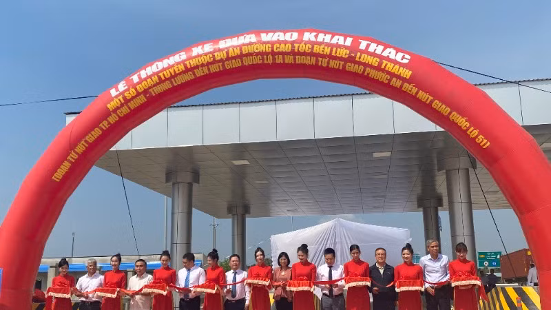 Tổng công ty Đầu tư phát triển đường cao tốc Việt Nam cùng chính quyền địa phương và các đơn vị tổ chức Lễ thông xe đường cao tốc Bến Lức-Long Thành, ngày 7/2. (Ảnh: QUÝ HIỀN)