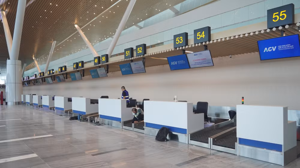 Công nhân đang dọn dẹp vệ sinh những công đoạn cuối cùng (ảnh: THẾ ANH)