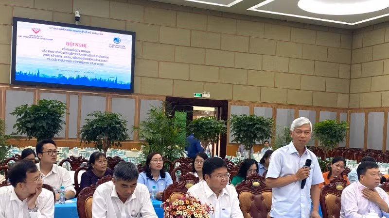 Phó Chủ tịch Ủy ban nhân dân Thành phố Hồ Chí Minh Võ Văn Hoan phát biểu tại hội nghị sáng 9/5. (Ảnh: QUÝ HIỀN)