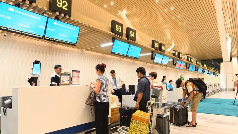 Hành khách làm thủ tục tại nhà ga quốc nội T3 sân bay Tân Sơn Nhất. (Ảnh: QUÝ HIỀN)