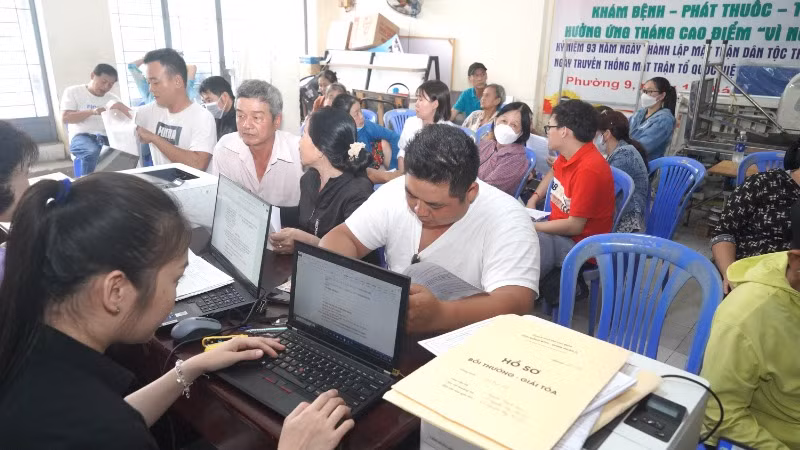 Ngày 12/2, đông đảo người dân thuộc phường 9 (nay là phường Hưng Phú), quận 8 hiệp thương để "chốt" ban hành phương án bồi thường Dự án cải tạo bờ bắc kênh Đôi. (Ảnh: THẾ ANH)