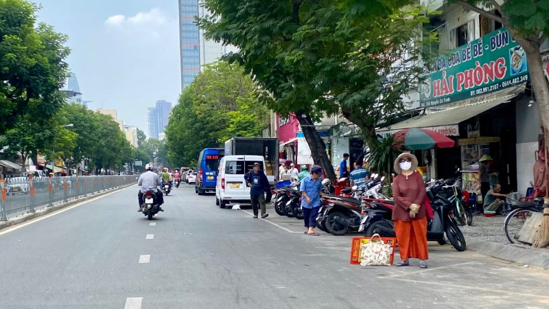 Khu vực có ô đỗ xe thu phí trên đường Nguyễn Cư Trinh, Quận 1 thường xuyên bị các cơ sở kinh doanh chiếm dụng khiến nhân viên lúng túng trong công tác thu phí và quản lý đậu đỗ xe. (Ảnh: NHẬT THÀNH) Khu vực có ô đỗ xe thu phí trên đường Nguyễn Cư Trinh, Quận 1 thường xuyên bị các cơ sở kinh doanh chiếm dụng khiến nhân viên lúng túng trong công tác thu phí và quản lý đậu đỗ xe. (Ảnh: NHẬT THÀNH)