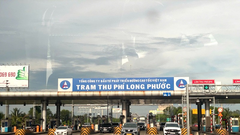 Xe ô-tô phải nhích từng chút một để di chuyển về hướng Thành phố Hồ Chí Minh nhất là tại khu vực trạm thu phí Long Phước (Đồng Nai). Xe ô-tô phải nhích từng chút một để di chuyển về hướng Thành phố Hồ Chí Minh nhất là tại khu vực trạm thu phí Long Phước (Đồng Nai).
