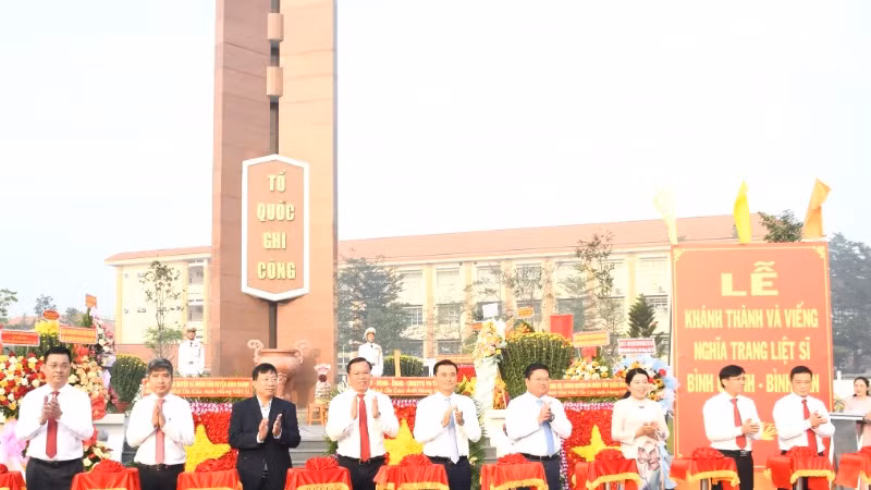 Quận ủy, Ủy ban nhân dân quận Bình Tân tổ chức khánh thành công trình nâng cấp, cải tạo Nghĩa trang Liệt sĩ Bình Chánh-Bình Tân. (Ảnh: QUÝ HIỀN)
