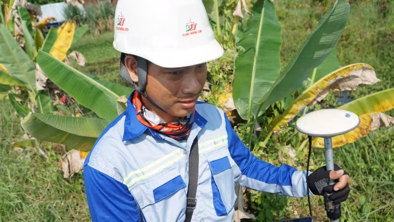 Ban Quản lý dự án đầu tư xây dựng các công trình giao thông Thành phố Hồ Chí Minh tổ chức cắm mốc và giao ranh dự án cao tốc Thành phố Hồ Chí Minh-Mộc Bài. (Ảnh: QUÝ HIỀN)