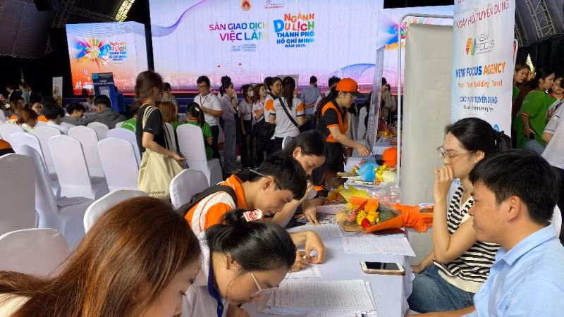 Sàn giao dịch việc làm ngành du lịch Thành phố Hồ Chí Minh năm 2024 thu hút đông đảo các bạn trẻ tham gia ứng tuyển (Ảnh: QUÝ HIỀN)