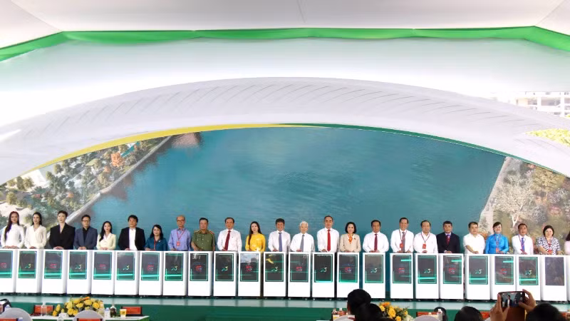 Lãnh đạo Trung ương, Thành phố Hồ Chí Minh bấm nút khởi công công trình cầu đi bộ qua sông Sài Gòn.(Ảnh: QUÝ HIỀN)