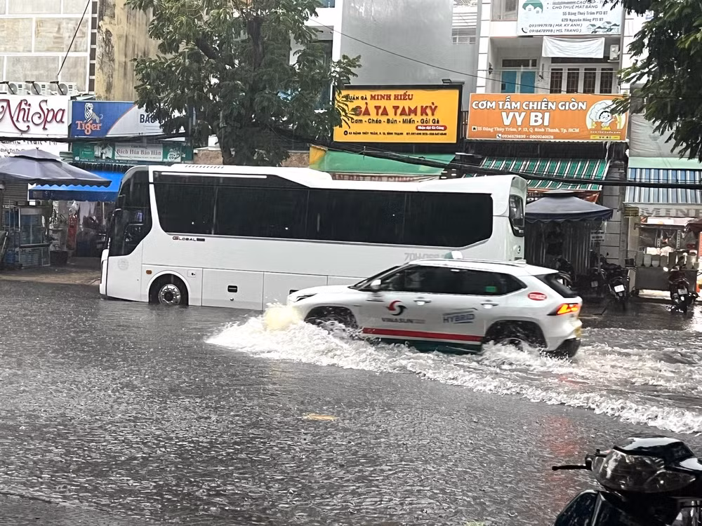 Cơn mưa sáng sớm ngày 10/5 gây ngập nặng tại tuyến đường Đặng Thùy Trâm, quận Bình Thạnh. (Ảnh: QUÝ HIỀN)