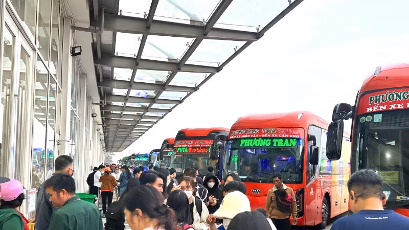 Bến xe Miền Đông mới chuẩn bị đầy đủ phương tiện phục vụ hành khách đi lại Tết Ất Tỵ. (Ảnh: QUÝ HIỀN)