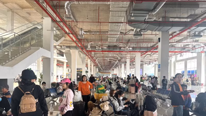 Người dân Thành phố Hồ Chí Minh đến Bến xe Miền Đông mới đi xe về quê đón Tết, chiều 22/1. (Ảnh: QUÝ HIỀN)