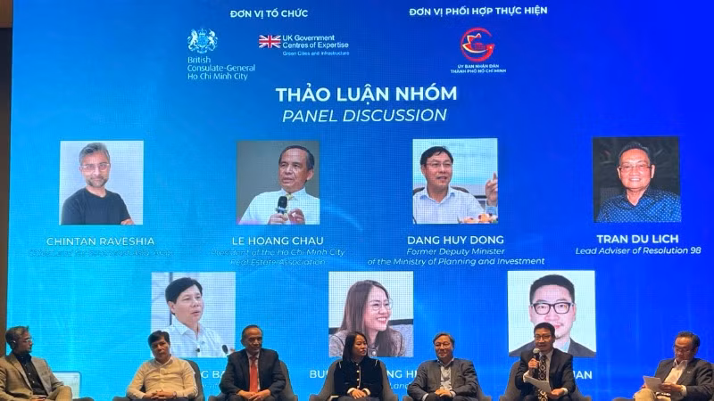 Chuyên gia, diễn giả cùng lãnh đạo các cơ quan có thẩm quyền trao đổi, chia sẻ tại Hội thảo Giải pháp triển khai mô hình phát triển đô thị theo định hướng Giao thông công cộng (TOD) tại Thành phố Hồ Chí Minh. (Ảnh: QUÝ HIỀN)