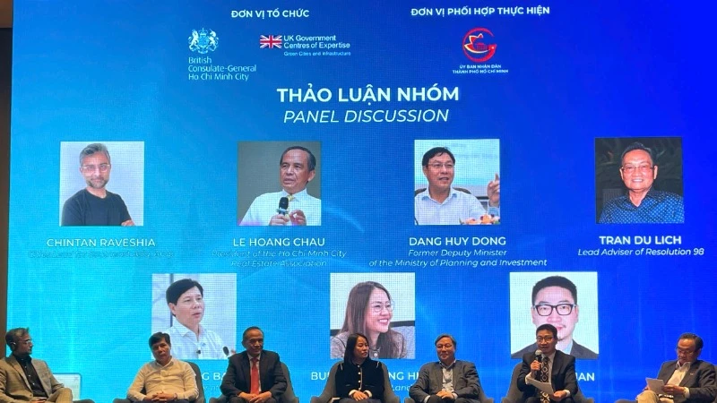 Chuyên gia, diễn giả cùng lãnh đạo các cơ quan có thẩm quyền trao đổi, chia sẻ tại Hội thảo Giải pháp triển khai mô hình phát triển đô thị theo định hướng Giao thông công cộng (TOD) tại Thành phố Hồ Chí Minh. (Ảnh: QUÝ HIỀN)