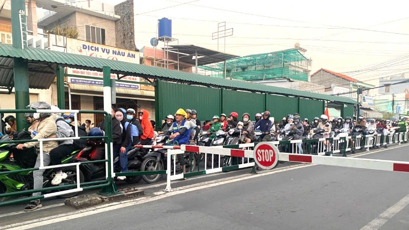 Phà Cát Lái với dòng phương tiện xếp hàng lên phà chiều 4/5. (Ảnh: QUÝ HIỀN) Phà Cát Lái với dòng phương tiện xếp hàng lên phà chiều 4/5. (Ảnh: QUÝ HIỀN)