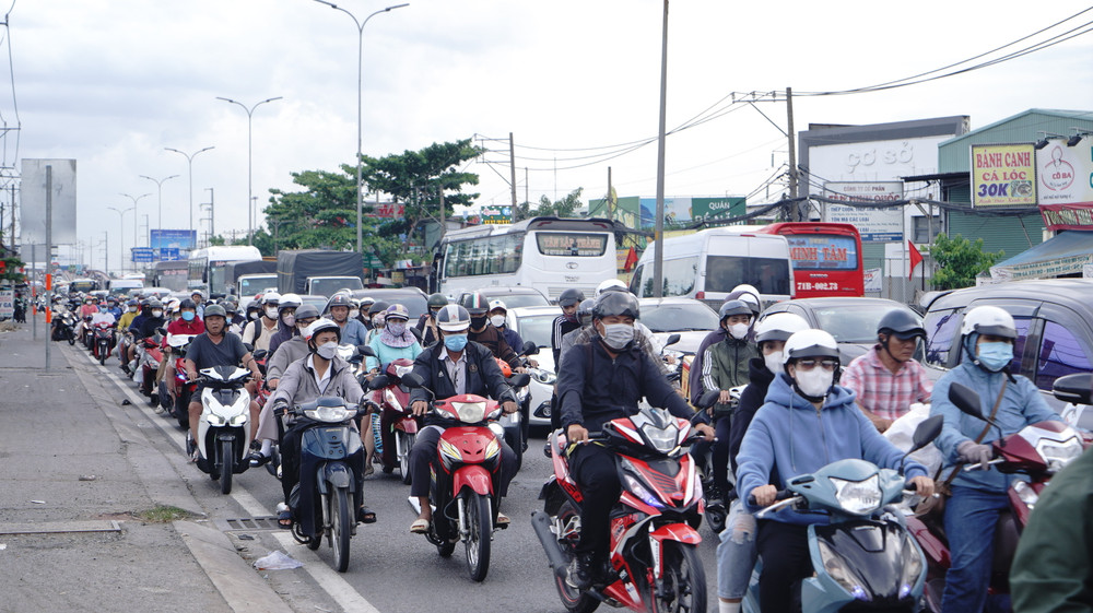 Khu vực Quốc lộ 1 đoạn giao với cầu Bình Điền ken dày xe cộ đi lại ngày cuối nghỉ lễ. (Ảnh: THẾ ANH) Khu vực Quốc lộ 1 đoạn giao với cầu Bình Điền ken dày xe cộ đi lại ngày cuối nghỉ lễ. (Ảnh: THẾ ANH)