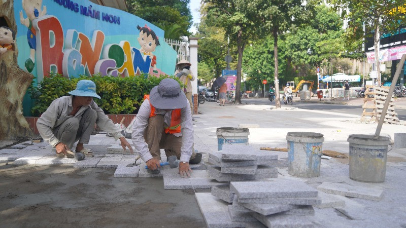Quận 1 thi công, cải tạo các vỉa hè trên 37 tuyến đường bằng nguồn vốn ngân sách thành phố. (Ảnh: THẾ ANH) Quận 1 thi công, cải tạo các vỉa hè trên 37 tuyến đường bằng nguồn vốn ngân sách thành phố. (Ảnh: THẾ ANH)