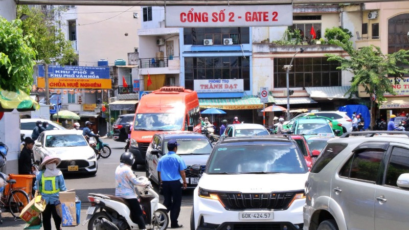 Các chuyến xe khách nối đuôi nhau vào Bến xe Miền Tây trả khách ngày cuối nghỉ lễ. (Ảnh: THẾ ANH) Các chuyến xe khách nối đuôi nhau vào Bến xe Miền Tây trả khách ngày cuối nghỉ lễ. (Ảnh: THẾ ANH)