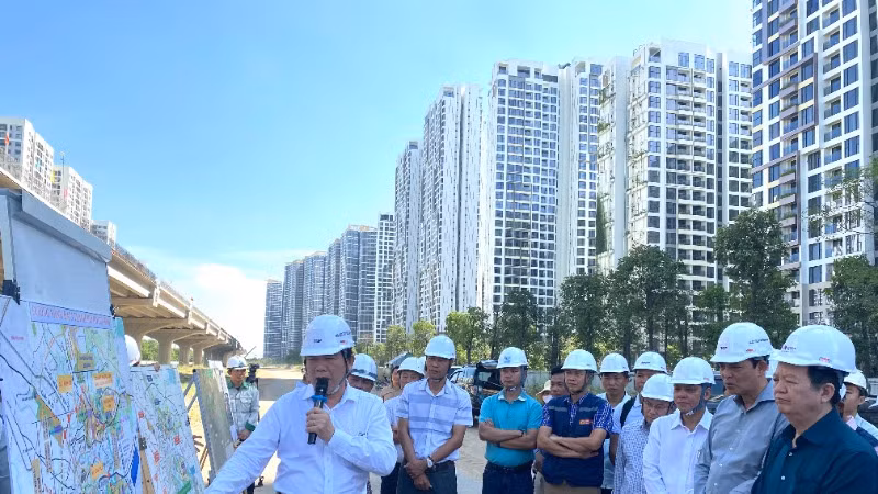 Phó thủ tướng Mai Văn Chính dẫn đầu đoàn kiểm tra tiến độ công trình Vành đai 3 tại gói thầu xây lắp 3-Thành phố Hồ Chí Minh. (Ảnh: QUÝ HIỀN)