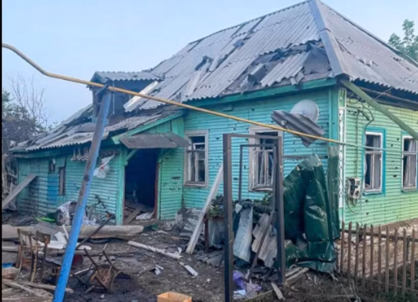 Một ngôi nhà ở vùng Kursk của Nga bị phá hủy sau các vụ bắn phá của lực lượng Ukraine. (Nguồn: AP)