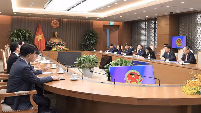 Phó Thủ tướng Lê Minh Khái tiếp ông Kim Sung-tae, Chủ tịch kiêm Tổng giám đốc điều hành Ngân hàng Công nghiệp Hàn Quốc (IBK) và ông Kang Seoghoon, Chủ tịch kiêm Giám đốc điều hành Ngân hàng Phát triển Hàn Quốc (KDB).