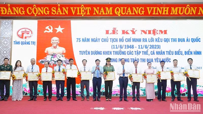 Lãnh đạo tỉnh Quảng Trị khen thưởng các tập thể có thành tích trong phòng trào thi đua yêu nước.