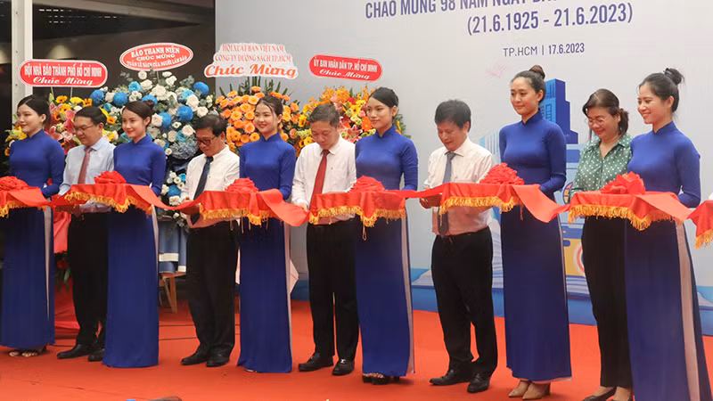 Các đại biểu thực hiện nghi thức khai mạc “Tuần lễ Sách của Người làm báo”.