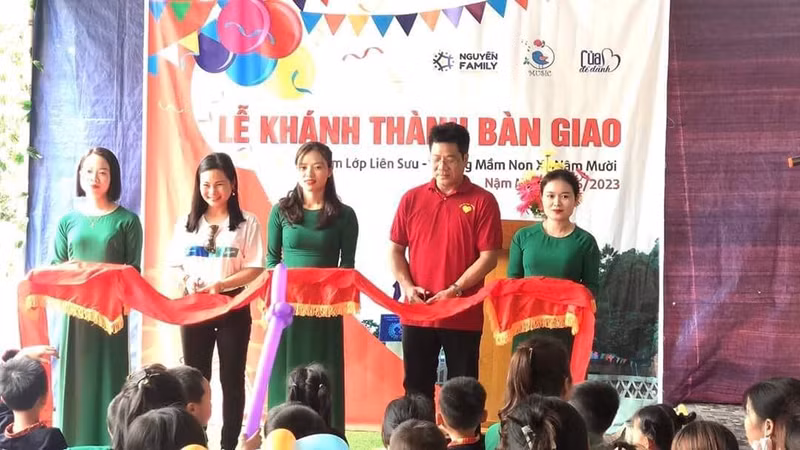 Nghệ sĩ Nhân dân Quốc Hưng cắt băng khánh thành điểm trường Liên Sưu.