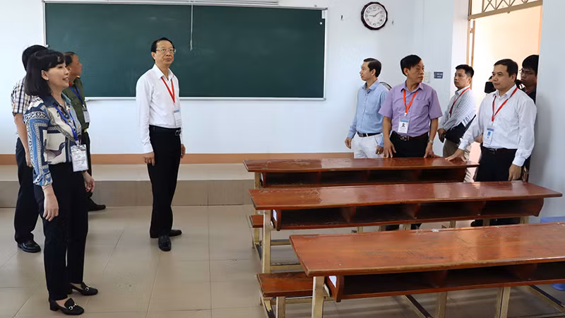 Đoàn công tác Bộ Giáo dục và Đào tạo kiểm tra phòng thi ở điểm thi Trường trung học phổ thông Ngô Quyền.