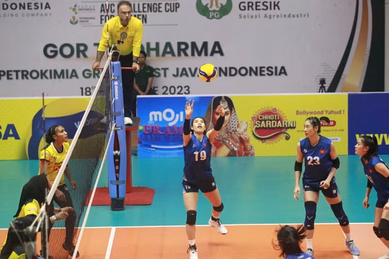 Một pha bóng giữa cầu thủ hai đội nữ Việt Nam (áo xanh) và Indonesia ở trận chung kết.