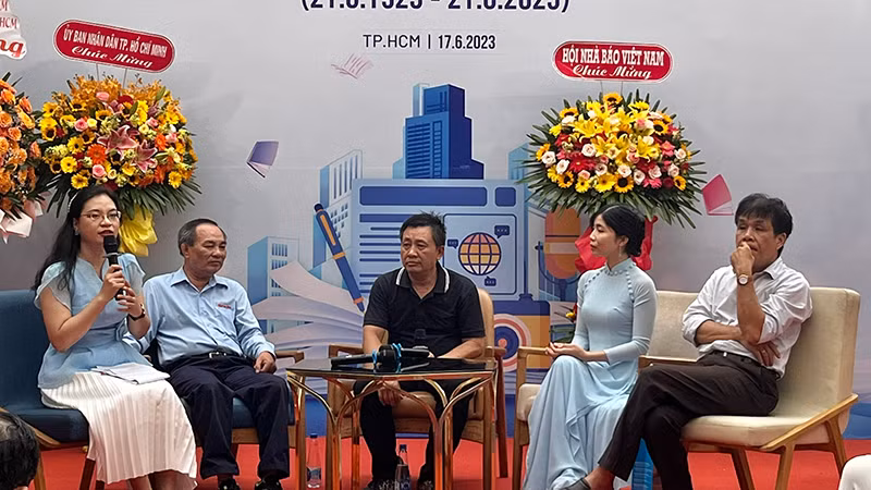 Các nhà báo giao lưu tại chương trình.