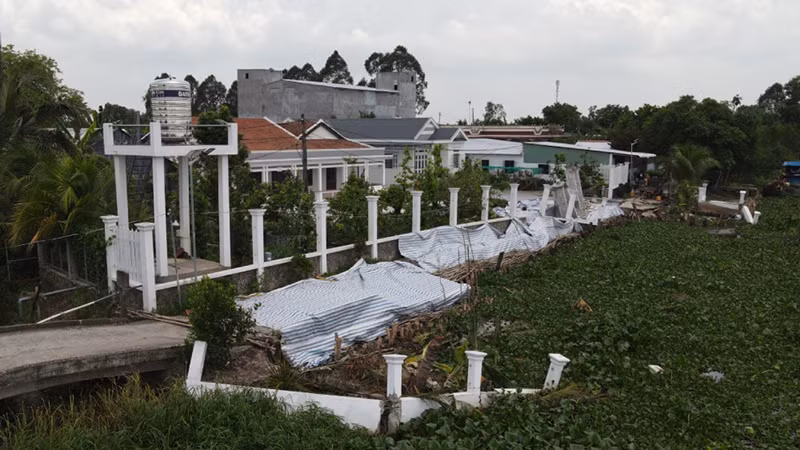 Sạt lở bờ sông Vàm Cỏ Tây, đoạn qua địa bàn xã Thủy Đông, huyện Thạnh Hóa làm chia cắt giao thông của hàng trăm hộ dân trong 3 ấp. 