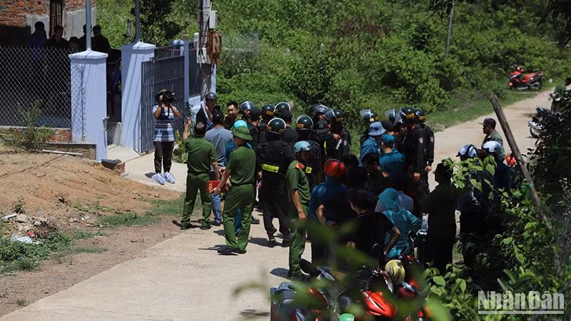 Lực lượng chức năng phong tỏa hiện trường, điều tra vụ việc.