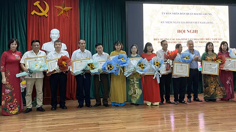 Lãnh đạo quận Hai Bà Trưng tặng Bằng khen các gia đình văn hóa tiêu biểu. 