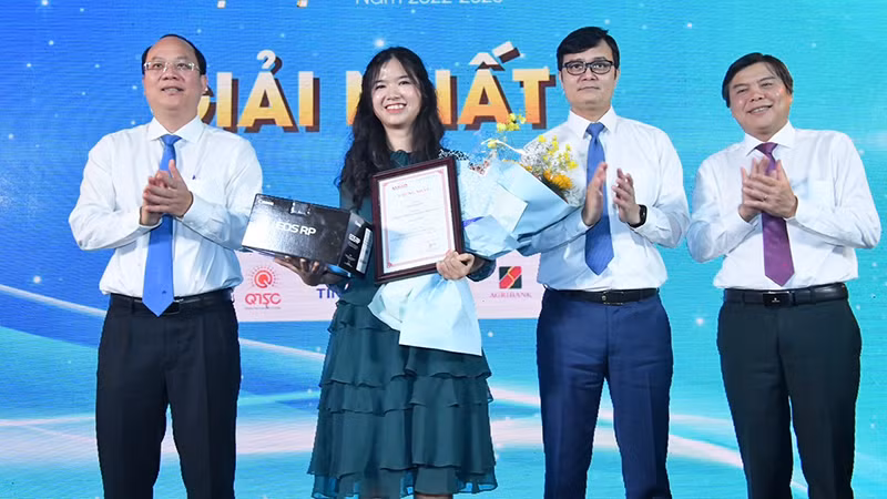 Ban Biên tập Báo Sài Gòn Giải Phóng trao giải Nhất cho các tác giả đạt giải “Tỏa sáng giá trị Việt” năm 2022-2023.