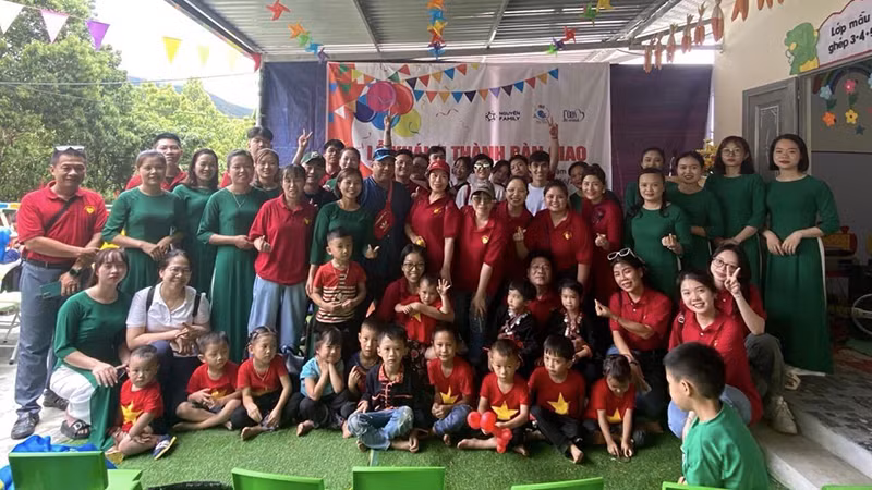 Các nghệ sĩ và các em nhỏ tại điểm trường Liên Sưu.