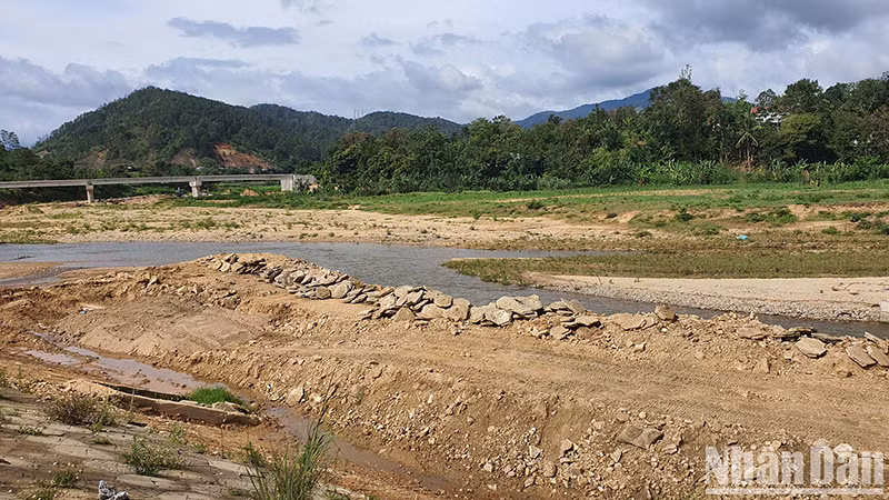 Các tấm đan bị sạt lở được tập kết giữa lòng sông.